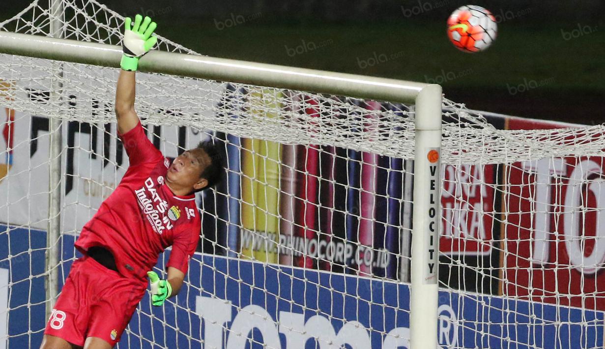 Kiper Persib Bandung, Made Wirawan menghalau bola sepakan pemain Mitra Kukar pada laga Torabika SC 2016 di Stadion Gelora Bandung Lautan Api, Sabtu (18/6/2016). (Bola.com/Nicklas Hanoatubun)