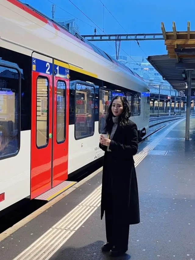 Bunga Zainal sedang liburan di Swiss bersama keluarga