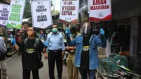 Walikota Malang Sutiaji bersama para wartawan yang tergabung dalam PWI (Persatuan Wartawan Indonesia) Malang Raya membagikan masker di Pasar Burung Splindid Kota Malang