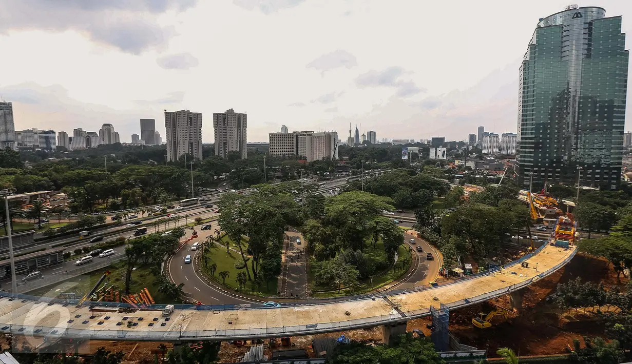Suasana pembangunan proyek jalan layang Simpang Susun Semanggi, Jakarta, Sabtu (21/1). Pembangunan tersebut merupakan salah satu upaya untuk mengurai kemacetan di kawasan ini, proyek dijadwalkan selesai pada Agustus 2017. (Liputan6.com/Faizal Fanani)