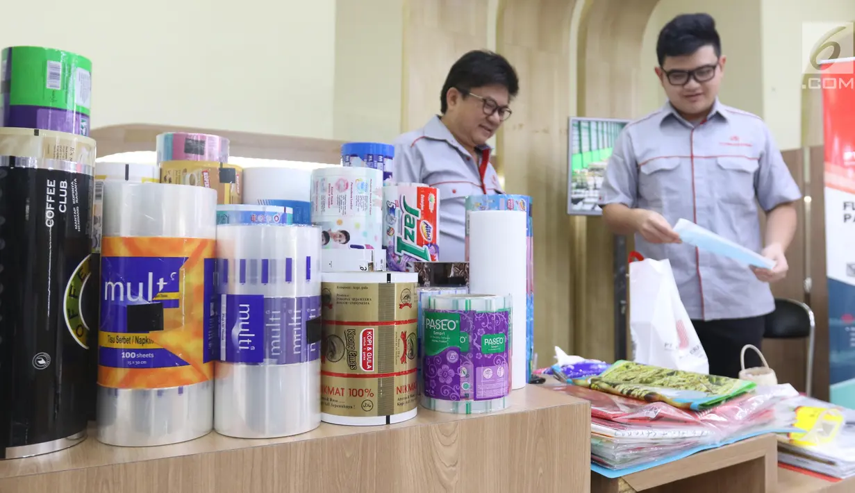 Pengunjung melihat-lihat produk yang dipajang dalam Pameran Industri Plastik dan Karet 2019 di Plaza Pameran Kementerian Perindustrian (Kemenperin), Jakarta, Selasa (9/7/2019). Pameran ini berlangsung pada 9-12 Juli 2019 dengan diikuti 38 pelaku usaha. (Liputan6.com/Angga Yuniar)