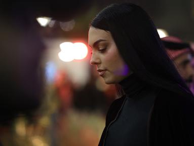 Georgina Rodriguez, tiba menjelang diperkenalkan sang kekasih yang juga peseoakbola asal Portugal, Cristiano Ronaldo sebagai pemain baru Al Nassr di Stadion Mrsool Park, di ibu kota Saudi, Riyadh, Selasa (3/1/2023). Kekasih CR7 itu tampil tertutup mengenakan pakaian hitam dan celana jeans. (Fayez Nureldine / AFP)