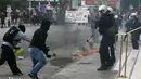 Unjuk rasa pekerja Yunani berujung bentrok dengan polisi di Athena, Rabu (17/5). Para pekerja meninggalkan lapangan kerja untuk melakukan pemogokan umum anti-penghematan. (AP Photo / Thanassis Stavrakis)