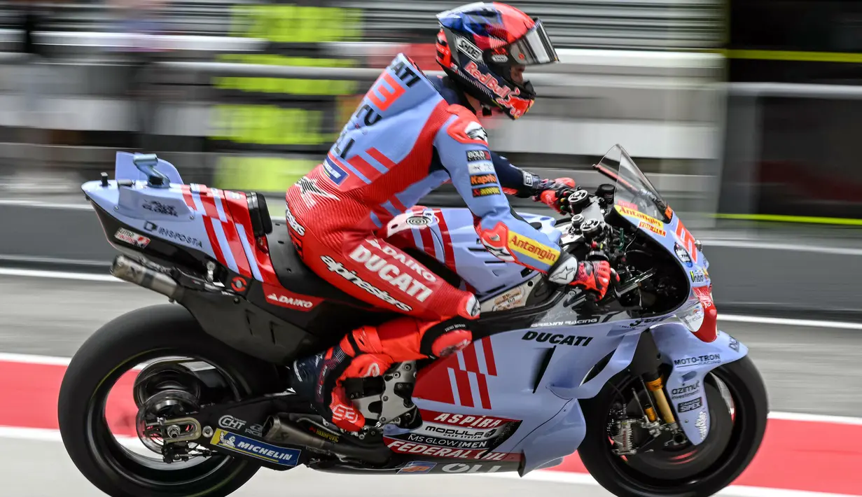 Sejumlah pembalap mulai mengikuti sesi latihan bebas pertama. Tampak dalam foto, pembalap Gresini Racing MotoGP, Marc Marquez keluar pit lane saat latihan bebas pertama MotoGP Grand Prix Malaysia di Sirkuit Internasional Sepang, 1 November 2024. (MOHD RASFAN/AFP)