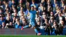 Penyerang Manchester City, Sergio Aguero merayakan selebrasi usai mencetak gol pada Laga Liga Premier Inggris di Stadion White Hart Lane, Inggris, Minggu (3/5/2015). Manchester City menang 1-0 atas Tottenham Hotspur. (Reuters/Eddie Keogh)