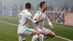 Penyerang Real Madrid Cristiano Ronaldo merayakan golnya saat melawan PSG dalam pertandingan Liga Champions leg kedua di stadion Parc des Princes di Paris (6/3). Real Madrid melaju ke perempat final dengan agregat 5-2. (AFP/Geoffroy Van Der Hasselt)