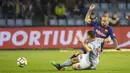 Pemain Barcelona, Aleix Vidal, berebut bola dengan pemain Celta Vigo, Jonny Otto, pada laga La Liga di Stadion Balaidos, Rabu (18/4/2018). Celta Vigo bermain imbang 2-2 dengan Barcelona. (AP/Lalo R. Villar)