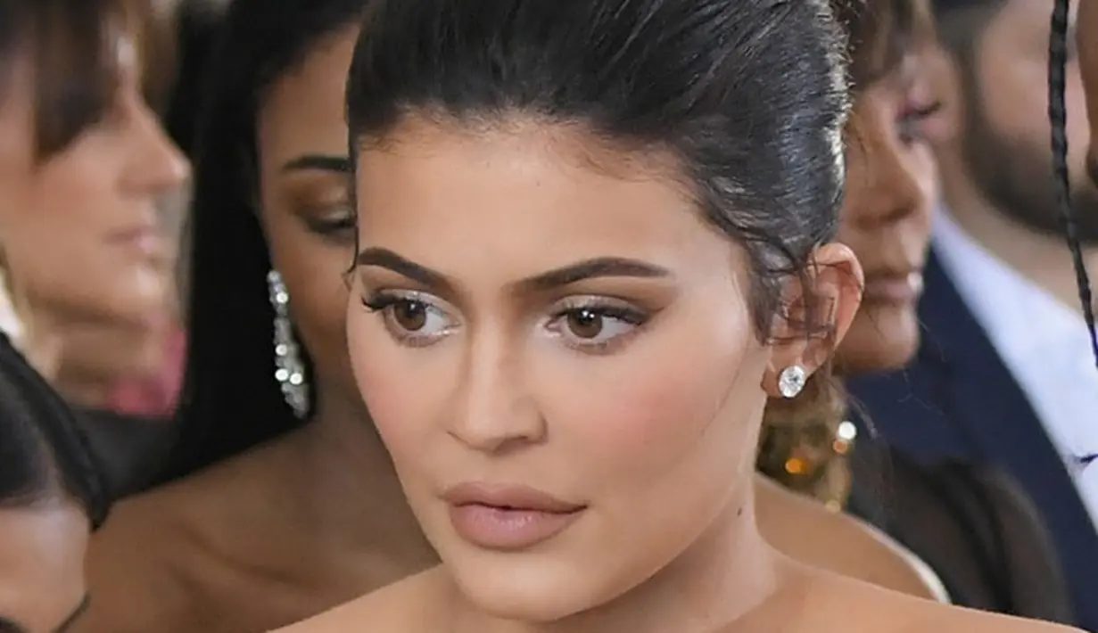 Para penggemar pun sempat percaya bahwa Tim Chung adalah ayah Stormi yang sebenarnya. (TMZ)