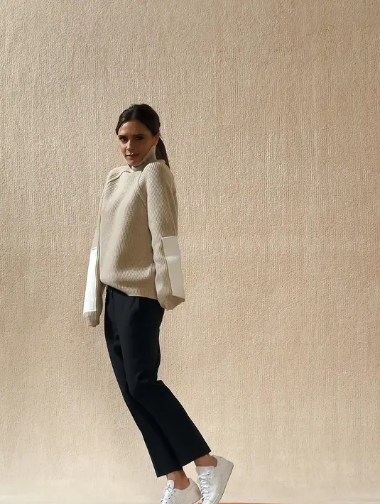 Memiliki 4 orang anak dan berprofesi menjadi desainer kondang, tak menjadi masalah jika Victoria Beckham ingin mencoba hal baru dalam hidupnya. (AFP/Bintang.com)