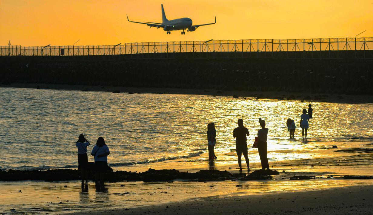 Terletak di Kelan, Tuban, Kabupaten Badung, pantai ini berada di sisi utara Pantai Jimbaran dan hanya berjarak lima menit dari Bandara Internasional I Gusti Ngurah Rai.Akses menuju pantai ini terbilang mudah, baik menggunakan kendaraan pribadi maupun layanan transportasi daring. Tampak dalam foto, aktivitas wisatawan menikmati waktu senja di Pantai Kelan, Badung, Bali. (merdeka.com/Arie Basuki)