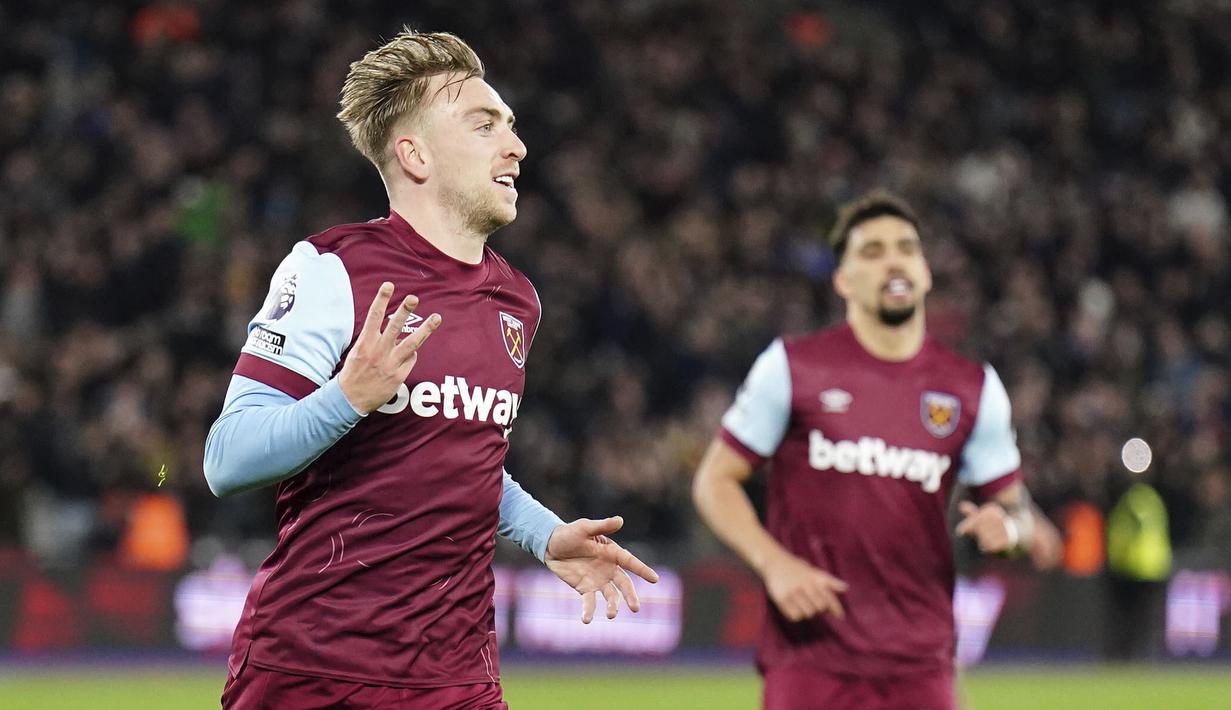 Pemain West Ham United, Jarrod Bowen melakukan selebrasi setelah mencetak hattrick ke gawang Brentford pada laga lanjutan Liga Inggris 2023/2024 di London Stadium, London, Inggris,Selasa (27/02/2024) dini hari WIB. (AP Photo/PA/Zac Goodwin)