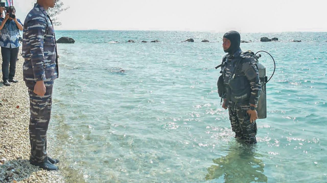 FOTO: Keren! Lanal Banten Kibarkan Merah Putih dari Dasar Laut Pulau Sangiang