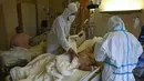 Dokter merawat pasien Covid-19 di ICU Rumah Sakit Lozenets di Sofia, Selasa (9/11/2021). Pemerintah Bulgaria mencatat rekor kematian harian Covid-19 pada Selasa saat negara dengan jumlah penerima vaksin paling sedikit di Uni Eropa itu menghadapi gelombang keempat pandemi. (Nikolay DOYCHINOV/AFP)