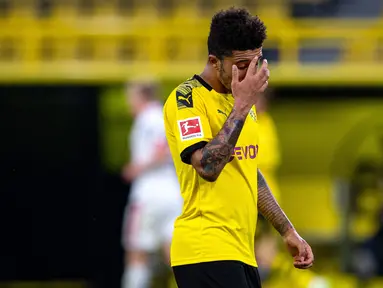 Gelandang Borussia Dortmund, Jadon Sancho, tampak kecewa usai dikalahkan Mainz pada laga lanjutan Bundesliga Jerman di Signal Iduna Park, Dortmund, Kamis (18/6/2020) dini hari WIB. Borussia Dortmund menyerah 0-2 atas Mainz. (AFP/Guido Kirchner/pool)