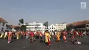 Masyarakat saat mengikuti flashmob Tari Cokek di kawasan Kota Tua, Jakarta, Minggu (18/8/2019). Kegiatan ini digelar dalam rangka memeriahkan perayaan HUT ke-74 Republik Indonesia sekaligus melestarikan tari asal Betawi tersebut. (merdeka.com/Iqbal S. Nugroho)