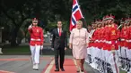 Presiden Joko Widodo bersama Perdana Menteri (PM) Norwegia, Erna Solberg melakukan inspeksi pasukan di Istana Negara, Jakarta, Selasa (14/4/215). Kunjungan PM Norwegia Erna Solberg dalam rangka mempererat hubungan bilateral. (Liputan6.com/Faizal Fanani)