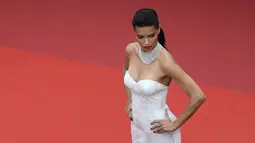 Para fotografer mengambil gambar model asal Brasil, Adriana Lima saat menghadiri pemutaran film 'Loveless' (Nelyubov) pada acara Festival Film Cannes ke-70, Prancis (18/5). (AFP Photo/Anne-Christine Poujoulat)