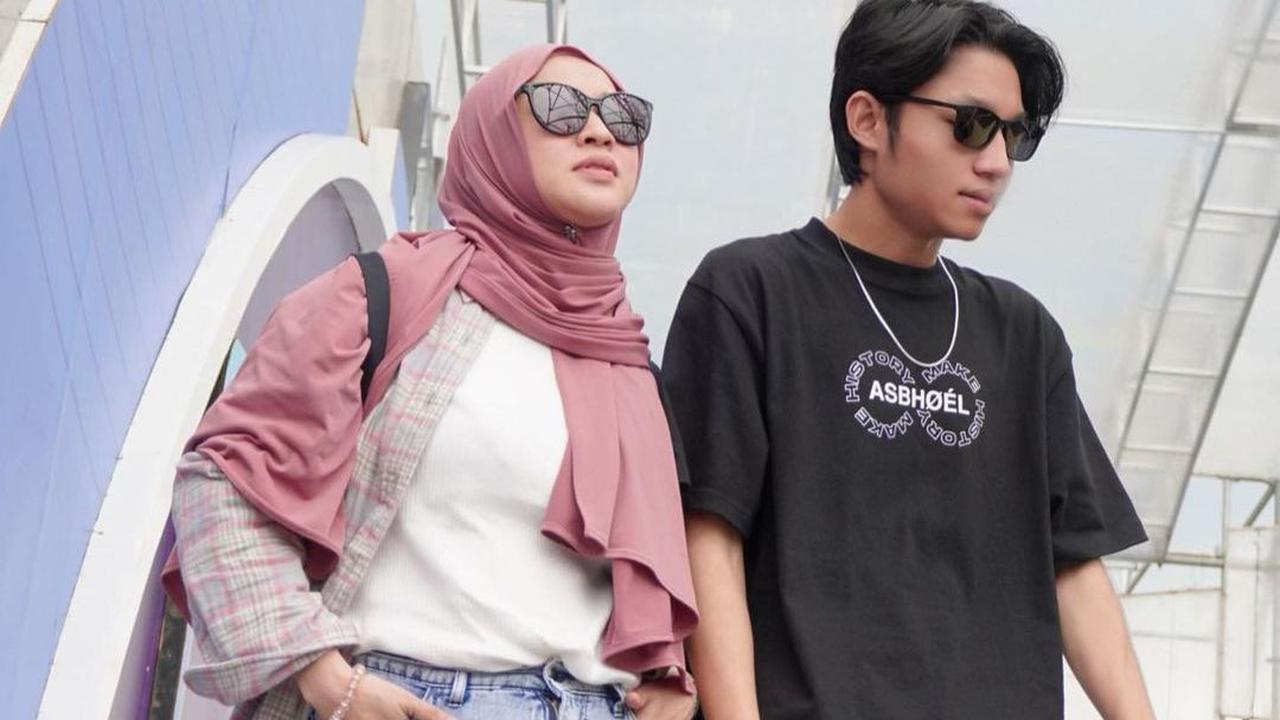 Okie Tampil Nyentrik Terlihat Lebih Muda<br>