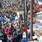 Suasana memanas jelang eksekusi penertiban kawasan Pasar Ikan, Penjaringan, Jakarta Utara, Senin (11/4). (Liputan6.com/Yoppy Renato)