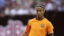 10. Ronaldinho - Raja dari segala raja nutmeg di dunia. Tak pernah sekalipun ia menampilkan permainan yang membosankan selama merumput. Nutmeg termasuk satu dari banyak aksi yang ditampilkan mantan gelandang Barcelona. (AFP/Nick Laham)