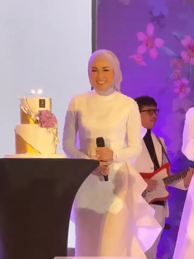 Olla Ramlan ultah ke-43, Aufar Hutapea Cipika cipiki (Foto: Instagram ollaramlan)