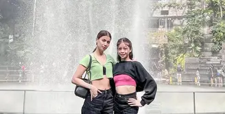 Kala liburan bareng di Singapura, Sabrina dan Nada kompak padukan black high waisted jeans dengan crop top. Gaya keduanya edgy abis! @sabrinachairunnisa_.