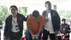 Petugas membawa Denny Hendrianto usai rilis kasus pelecehan seksual bermodus begal payudara di Mapolda Metro Jaya, Jakarta, Senin (20/1/2020). Polisi berhasil meringkus Denny di kawasan Pondok Ungu Permai, Bekasi pada Jumat (17/1) kemarin. (merdeka.com/Iqbal S. Nugroho)