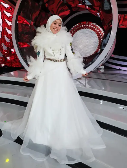 Gaya wanita 21 tahun ini saat menggunakan busana putih sering mencuri perhatian publik. Meski jarang menggunakan aksesoris berlebih, penampilan Lesty Kejora terlihat memesona. (Liputan6.com/IG/@lestykejora)