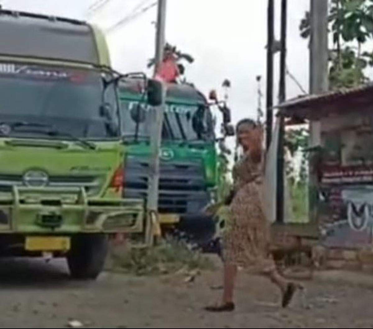 Berjuang demi rupiah, si perekam ini meminta untuk mendoakannya supaya wanita cantik ini diberikan kesehatan dan dimudahkan rezekinya.&nbsp;<br>