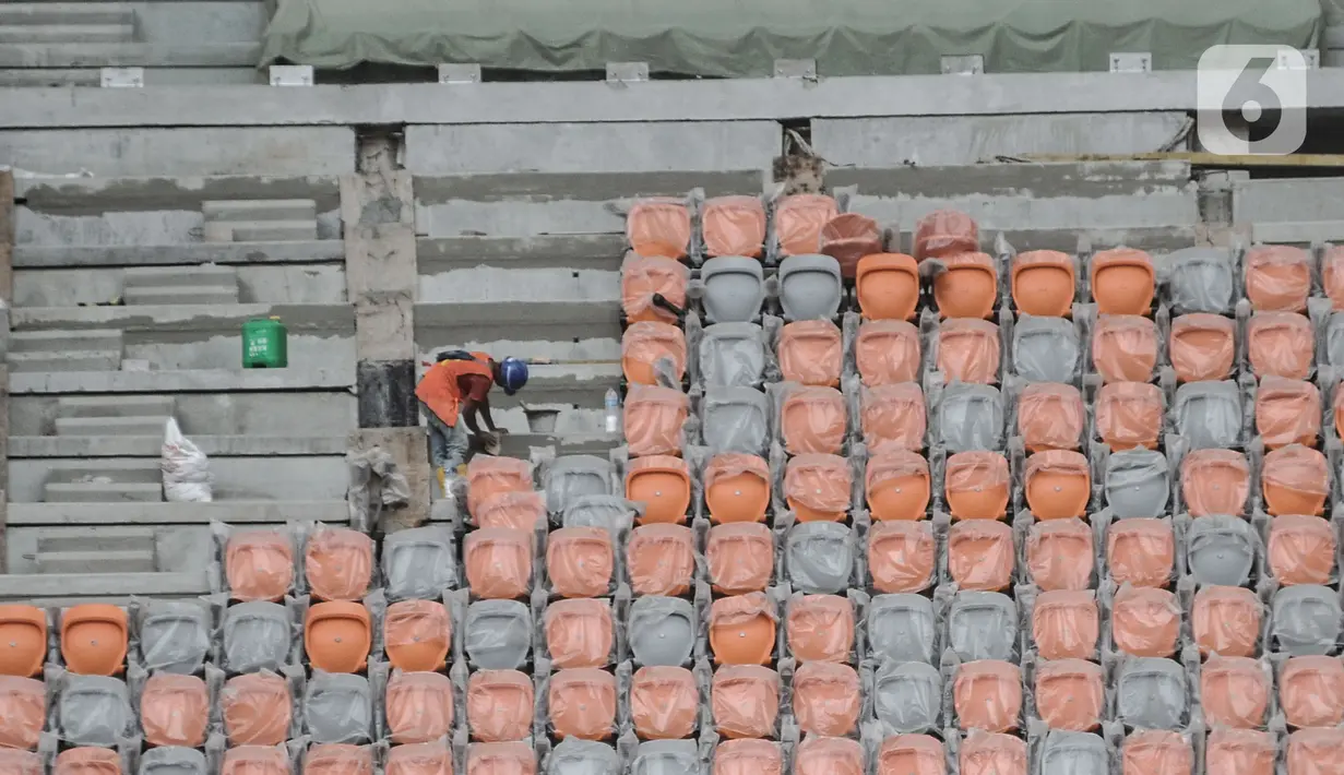 Aktivitas pekerja saat menyelesaikan pemasangan kursi penonton di Jakarta Internasional Stadium (JIS), Papanggo, Jakarta Utara, Selasa (11/1/2022). Pembangunan stadion terbesar di Asia ditargetkan rampung pada Maret mendatang. (merdeka.com/Iqbal S. Nugroho)