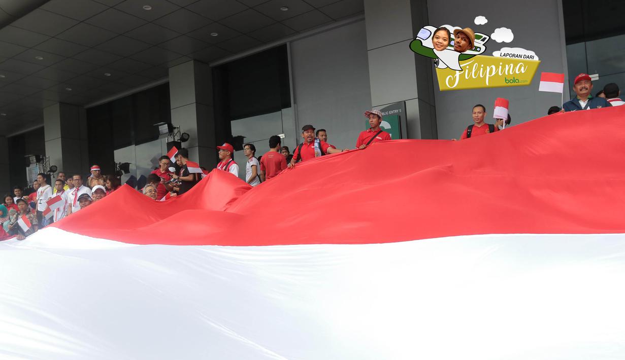 Sejumlah suporter Indonesia mengibarkan bendera raksasa saat berada di Philippine Sports Stadium, Filipina, Sabtu (19/11/2016). Para suporter akan menyaksikan laga Piala AFF 2016 antara Indonesia melawan Thailand. (Bola.com/Nicklas Hanoatubun)