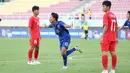 Timnas Thailand U-16 melaju ke partai final Piala AFF U-16 2024 setelah mengalahkan Vietnam 2-1 pada laga semifinal di Stadion Manahan, Solo, Senin (1/7/2024) sore WIB. Sempat tertinggal 0-1 lewat gol eksekusi penalti Dau Hong Phong pada menit ke-53. Thailand akhirnya mampu comeback dengan mencetak dua gol melalui sundulan kepala Phuriphan Phothong (61') dan lewat aksi tendangan jarak dekat Chaiwat Ngoenma pada masa injury time (90+3). (Bola.com/Abdul Aziz)