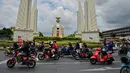 Demonstran melakukan konvoi saat berunjuk rasa di Bangkok, Thailand, Jumat (10/9/2021). Demonstran mendesak Perdana Menteri Thailand Prayut Chan-O-Cha mengundurkan diri atas penanganan pemerintah terhadap COVID-19 dan pembebasan tahanan politik. (LILLIAN SUWANRUMPHA/AFP)