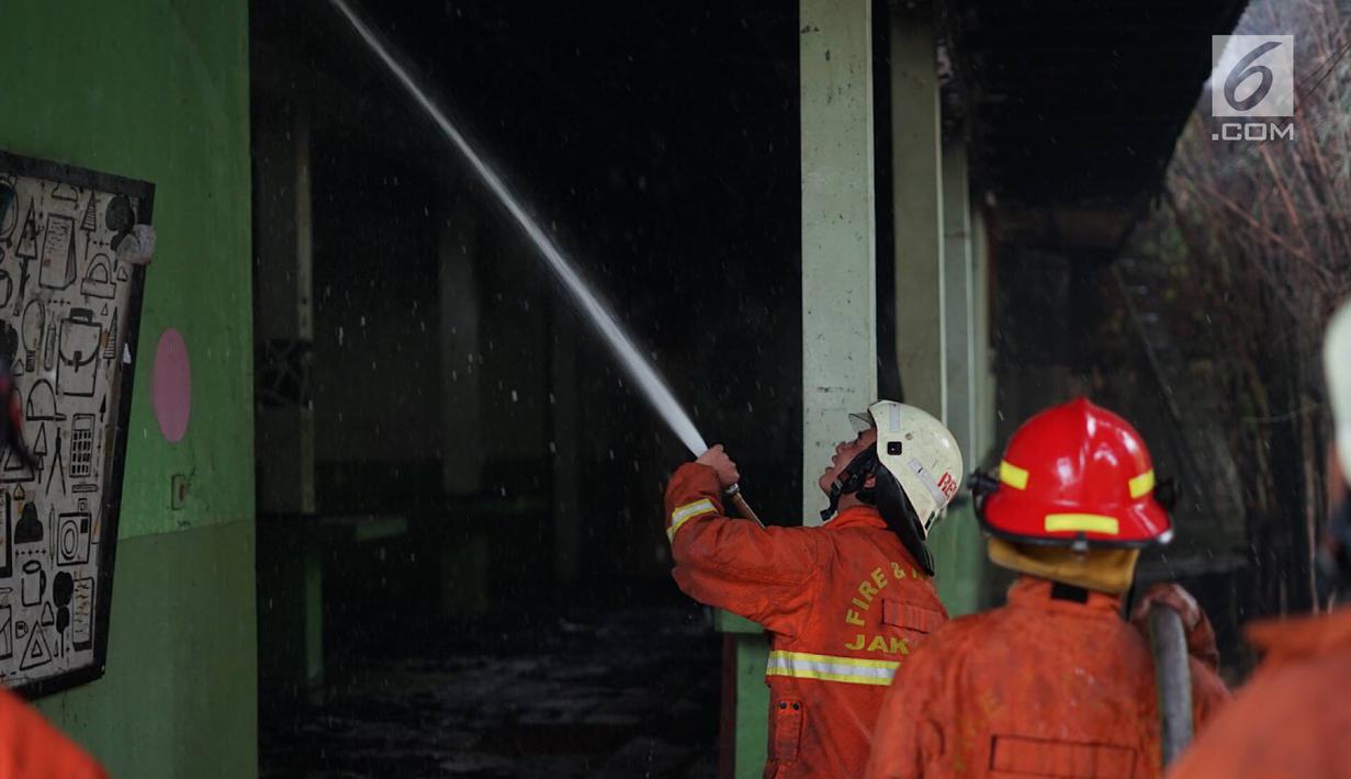 Petugas berusaha memamkan api yang membakar area kantin kampus Institut Ilmu Sosial dan Ilmu Politik (IISIP), Jakarta, Sabtu (24/8/2019). Enam unit mobil pemadam kebakaran dikerahkan untuk memadamkan api yang melahap bangunan tersebut. (Liputan6.com/Immanuel Antonius)