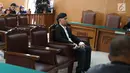 Ekspresi terdakwa perkara ujaran kebencian Ahmad Dhani saat menjalani sidang lanjutan di PN Jakarta Selatan, Senin (14/5). Persidangan Ahmad Dhani akan dilanjutkan untuk memeriksa bukti-bukti yang diajukan JPU. (Liputan6.com/Immanuel Antonius)