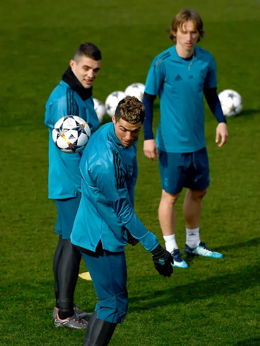 Pemain Real Madrid, Cristiano Ronaldo memainkan bola saat sesi latihan di Madrid, Spanyol, Selasa (13/2). Real Madrid akan menghadapi Paris Saint Germain (PSG) pada leg pertama 16 besar Liga Champions di Santiago Bernabeu. (GABRIEL BOUYS/AFP)