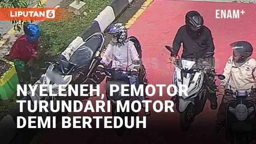 VIDEO: Nyeleneh, Pemotor Rela Turun dari Motor Demi Berteduh Saat Lampu Merah