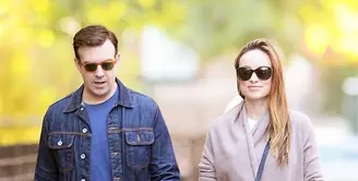 Belum genap seminggu melahirkan anak keduanya, Baby Daisy Josephine, Olivia Wilde sudah terlihat jalan di luar rumah bersama sang suami, Jason Sudeikis, untuk menghirup udara segar. (Instagram/oliviawilde)