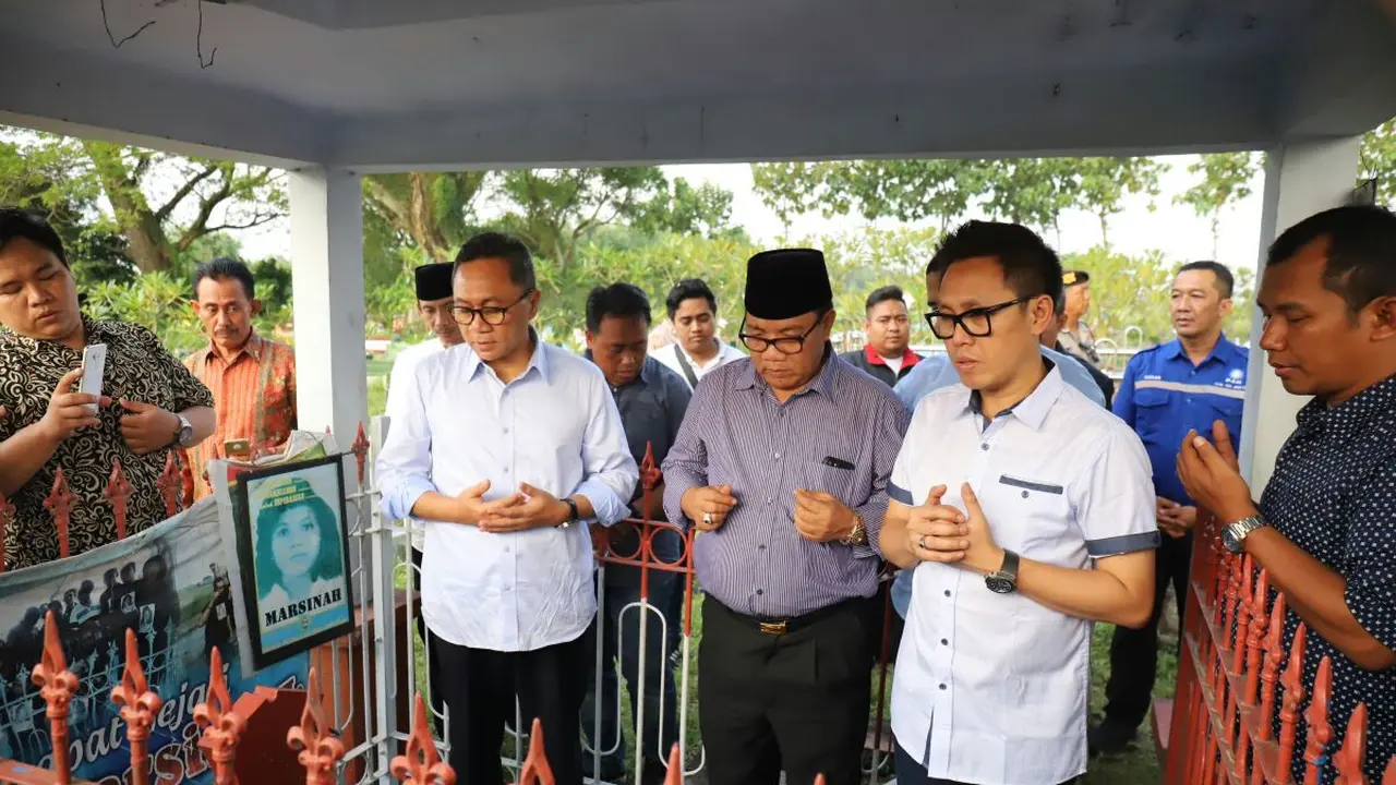 Ketua MPR Zulkifli Hasan berziarah ke makam aktivis buruh Marsinah di pemakaman desa Sukomoro, Nganjuk. (Istimewa)