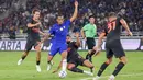 Pemain Chelsea, Joao Pedro (tengah), berusaha melewati kepungan pemain AC Milan dalam laga pramusim di Stadion Utama Gelora Bung Karno (SUGBK), Jakarta, Sabtu (8/8/2026). Joao Pedro beberapa kali merepotkan lini pertahanan AC Milan dan mencetak dua gol untuk membawa Chelsea meraih kemenangan 3-0 pada laga pramusim tersebut. (KapanLagi.com/Budy Santoso)