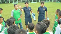 Tim pelatih dari FC Barcelona memberikan pelatihan sepak bola di International Sport Club of Indonesia, Tangerang Selatan, Jumat (21/4). Peserta adalah hasil seleksi dari Milo Football Championship 2017. (Liputan6.com/Helmi Afandi)