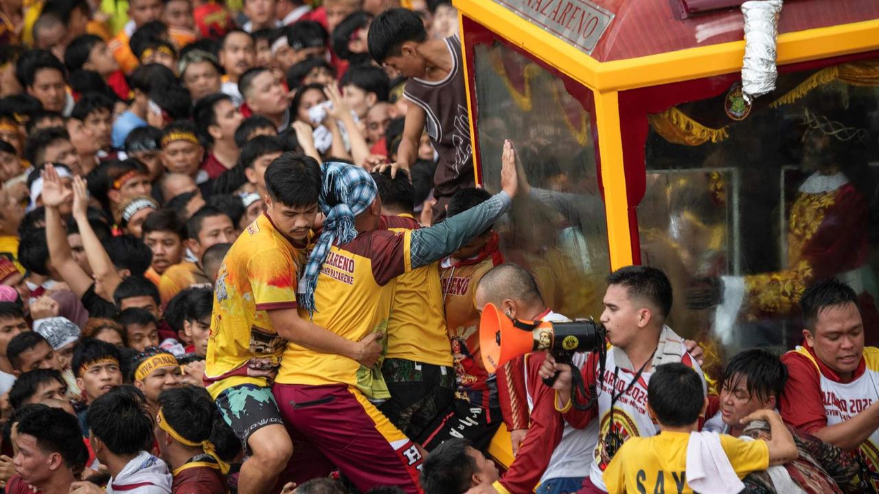 Lautan umat Katolik arak patung Yesus saat parade Black Nazarene di Filipina