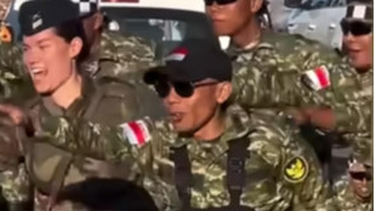 Momen 'King Sparko' Kopassus Bikin Pasukan TNI & Tentara Prancis Kompak Menari Pacu Jalur yang Viral