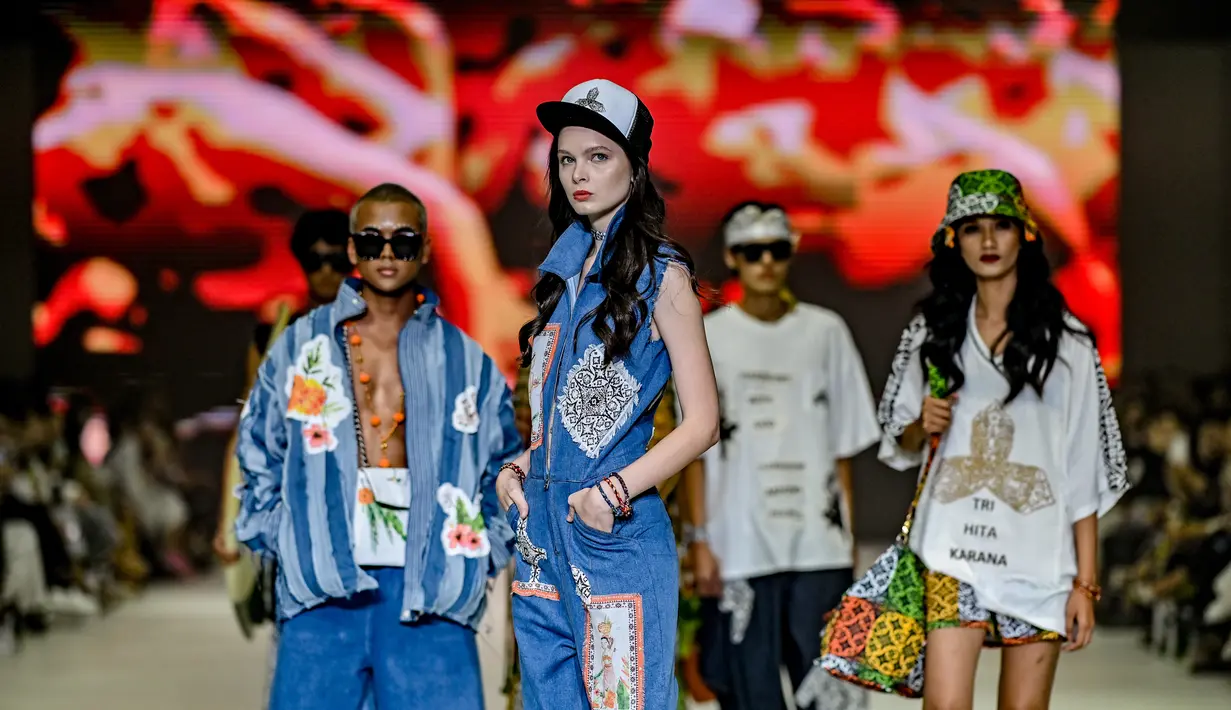 Terakhir ada Ghea Resort by Amanda Janna yang menampilkan kesederhanaan, spiritualitas, dan filosofi tradisional masyarakat Bali 'Tri Hita Kirana.' [Foto: Document/JFW]