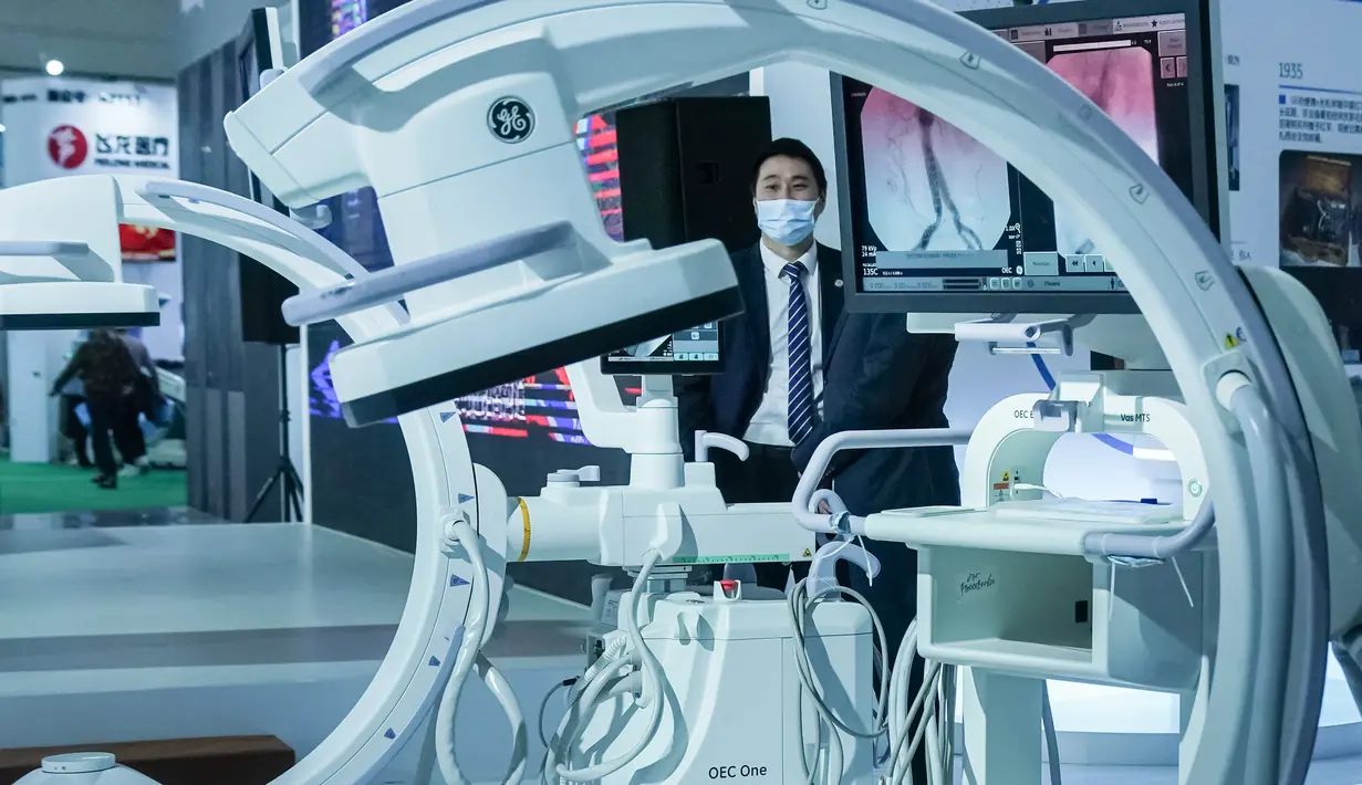 Sekumpulan peralatan medis yang ditampilkan dalam Pameran Kesehatan Dunia Kedua di Wuhan, Provinsi Hubei, China pada 11 November 2020. Ajang selama empat hari itu berfokus memamerkan ilmu pengetahuan dan teknologi mutakhir dalam industri kesehatan global. (Xinhua/Cheng Min)