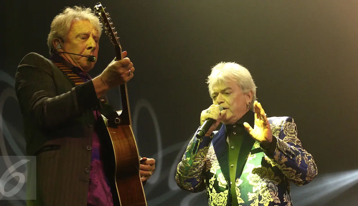 Grup soft rock asal Australia, Air Supply saat menggelar konser "40th Anniversary" di Jakarta, Jumat (3/3). (Liputan6.com/Herman Zakharia)