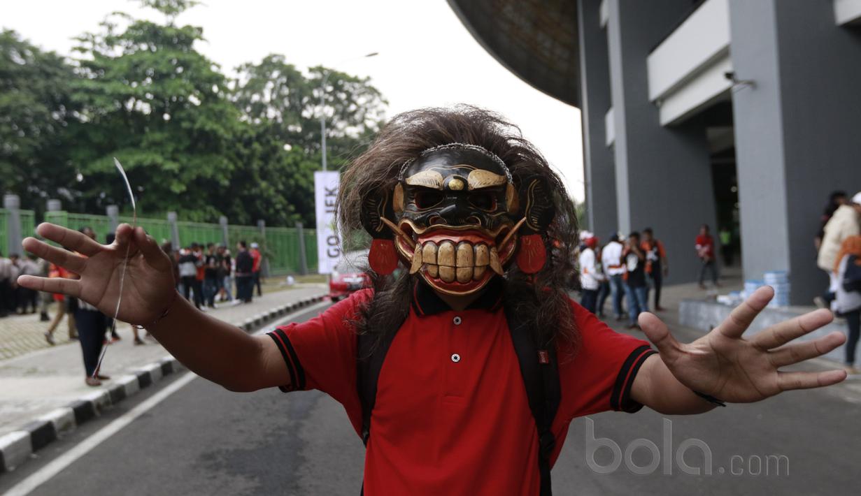 Seorang Brigaz Bali mengenakan topeng Celuluk saat mendukung Bali United melawan Persija Jakarta di Stadion Patriot, Bekasi, (21/5/2017). (Bola.coom/Nicklas Hanoatubun) 