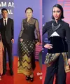 Dian Sastro menunjukkan pesona elegan dalam balutan kebaya modern berwarna navy yang dipadukan dengan songket nuansa merah dari Hian Tjen. [@therealdisastr].