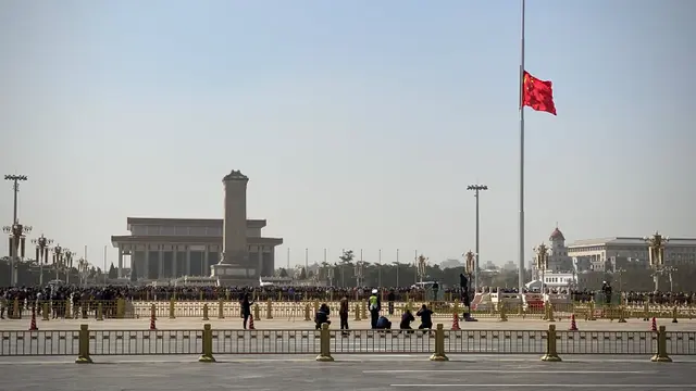 Warga Beijing Beri Penghormatan untuk Korban Meninggal Virus Corona