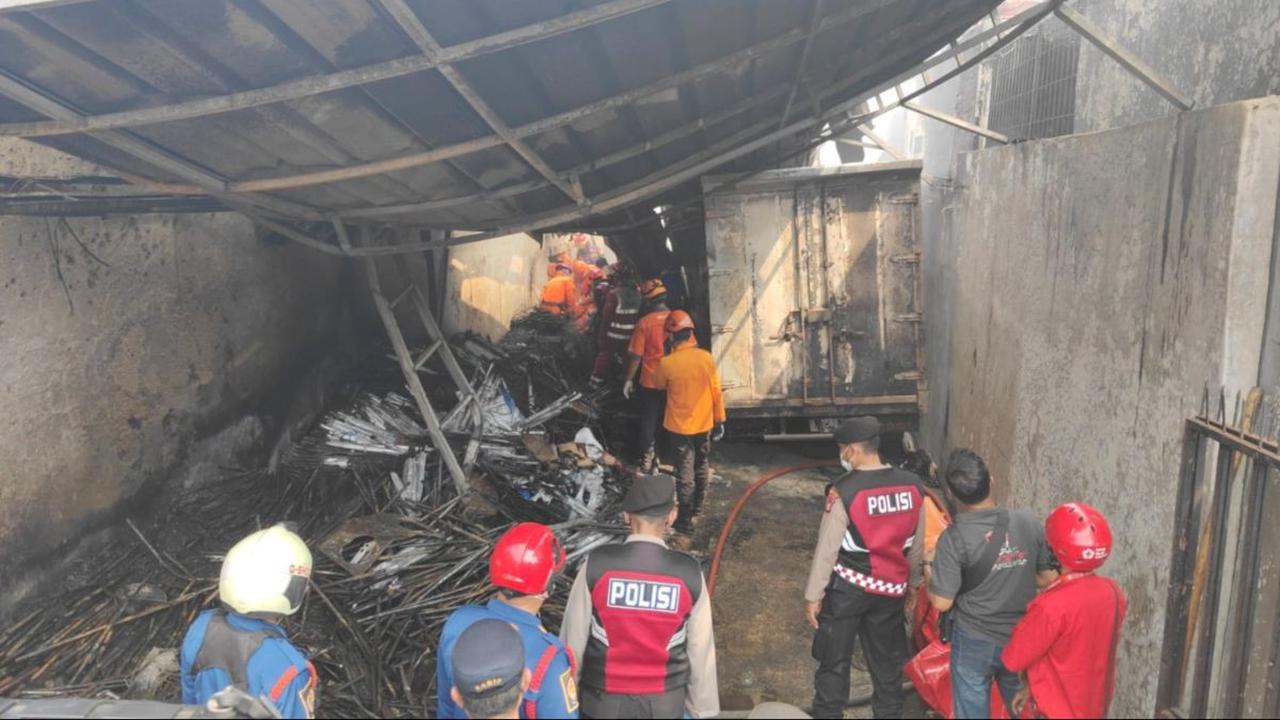 Karena, di dalam gudang banyak terdapat barang plastik yang mudah terbakar.